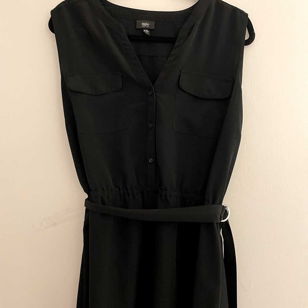 Black sleeveless dress